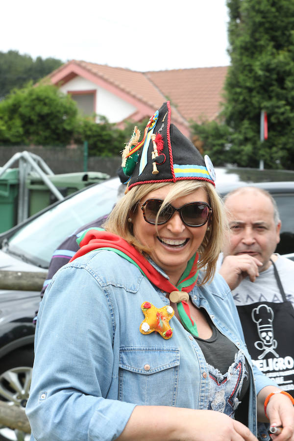 Miles de personas han disfrutado, un año más, de la jira en el embalse de Trasona (Corvera), una fiesta declarada de Interés Turístico. Empanada, tortilla, barbacoas y sidra son los ingredientes principales de una de las celebraciones más consolidadas de Asturias.