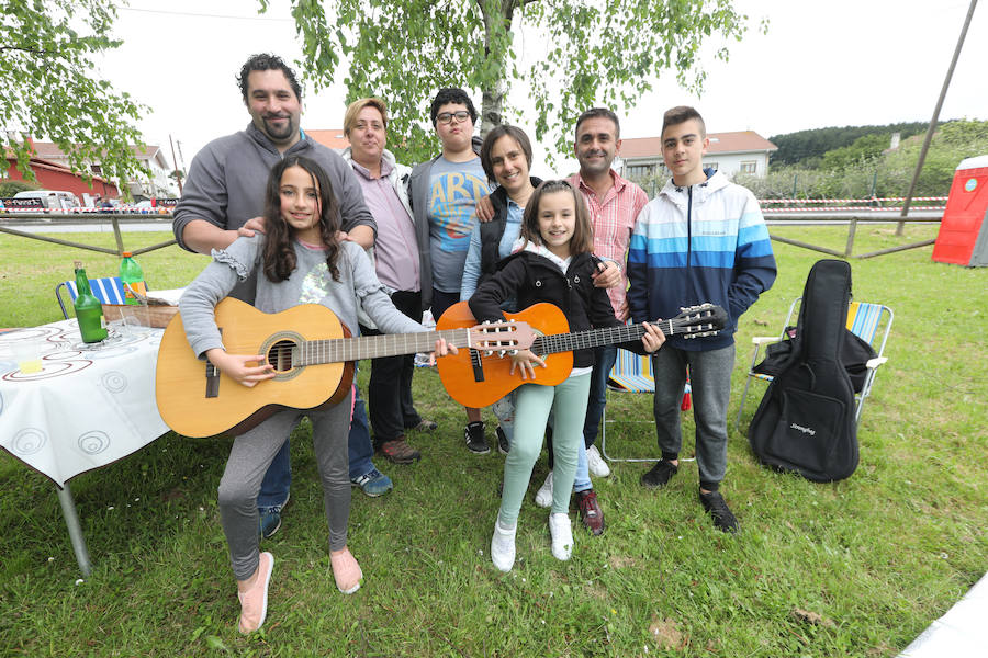 Miles de personas han disfrutado, un año más, de la jira en el embalse de Trasona (Corvera), una fiesta declarada de Interés Turístico. Empanada, tortilla, barbacoas y sidra son los ingredientes principales de una de las celebraciones más consolidadas de Asturias.