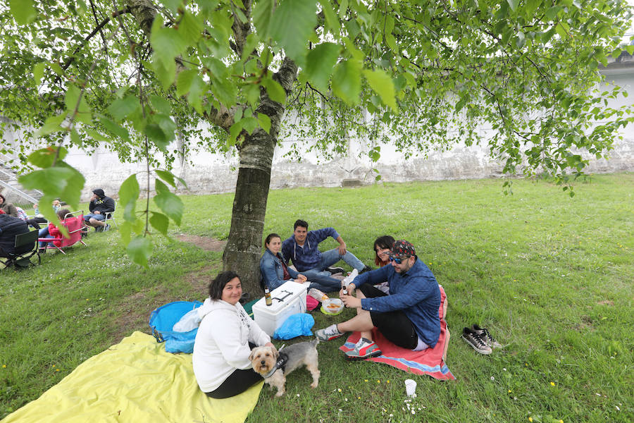 Miles de personas han disfrutado, un año más, de la jira en el embalse de Trasona (Corvera), una fiesta declarada de Interés Turístico. Empanada, tortilla, barbacoas y sidra son los ingredientes principales de una de las celebraciones más consolidadas de Asturias.