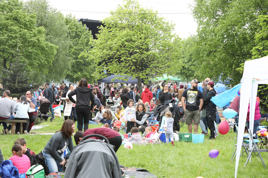 Miles de personas han disfrutado, un año más, de la jira en el embalse de Trasona (Corvera), una fiesta declarada de Interés Turístico. Empanada, tortilla, barbacoas y sidra son los ingredientes principales de una de las celebraciones más consolidadas de Asturias.