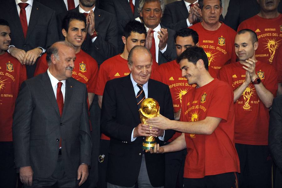 Como la de todo gran deportista, la carrera de Iker Casillas como portero de fútbol profesional ha tenido momentos duros y un sinfín de éxitos y, sin duda, uno de los más recordados es su papel en el partido contra Holanda en el que España se coronó como campeona del mundo. Su intervención bajo fue rematada con un espontáneo beso a la que hoy es su mujer, Sara Carbonero.