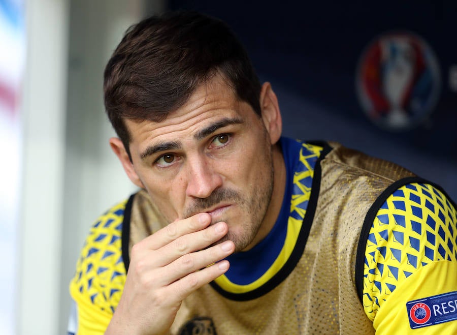 Como la de todo gran deportista, la carrera de Iker Casillas como portero de fútbol profesional ha tenido momentos duros y un sinfín de éxitos y, sin duda, uno de los más recordados es su papel en el partido contra Holanda en el que España se coronó como campeona del mundo. Su intervención bajo fue rematada con un espontáneo beso a la que hoy es su mujer, Sara Carbonero.