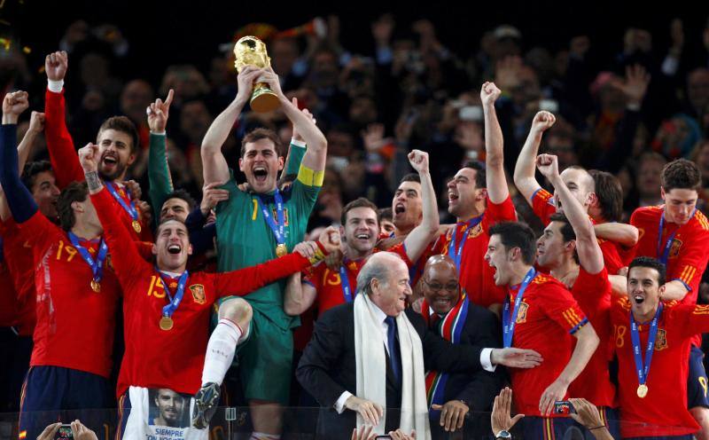 Como la de todo gran deportista, la carrera de Iker Casillas como portero de fútbol profesional ha tenido momentos duros y un sinfín de éxitos y, sin duda, uno de los más recordados es su papel en el partido contra Holanda en el que España se coronó como campeona del mundo. Su intervención bajo fue rematada con un espontáneo beso a la que hoy es su mujer, Sara Carbonero.