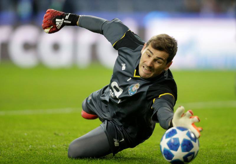 Como la de todo gran deportista, la carrera de Iker Casillas como portero de fútbol profesional ha tenido momentos duros y un sinfín de éxitos y, sin duda, uno de los más recordados es su papel en el partido contra Holanda en el que España se coronó como campeona del mundo. Su intervención bajo fue rematada con un espontáneo beso a la que hoy es su mujer, Sara Carbonero.