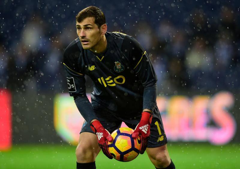 Como la de todo gran deportista, la carrera de Iker Casillas como portero de fútbol profesional ha tenido momentos duros y un sinfín de éxitos y, sin duda, uno de los más recordados es su papel en el partido contra Holanda en el que España se coronó como campeona del mundo. Su intervención bajo fue rematada con un espontáneo beso a la que hoy es su mujer, Sara Carbonero.