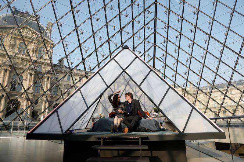 Daniela y Adam de Newcastle, Reino Unido, resultaron los ganadores de una propuesta de Airbnb y el Museo del Louvre de disfrutar de una velada nocturna en la pinacoteca. Incluía un aperitivo frente a La Gioconda y una cena frente a la estatua de Venus de Milo. También dormir en su propia pequeña pirámide bajo la icónica pirámide de cristal parisina.