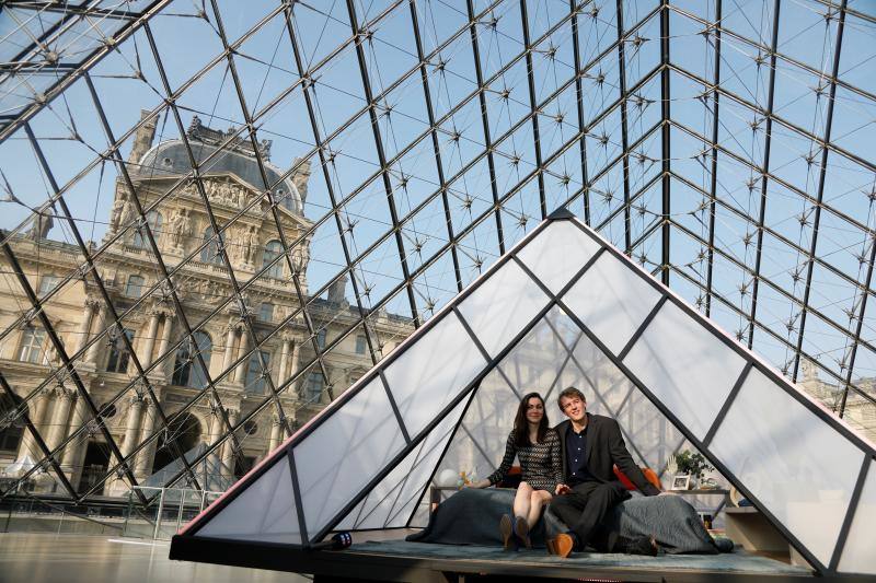 Daniela y Adam de Newcastle, Reino Unido, resultaron los ganadores de una propuesta de Airbnb y el Museo del Louvre de disfrutar de una velada nocturna en la pinacoteca. Incluía un aperitivo frente a La Gioconda y una cena frente a la estatua de Venus de Milo. También dormir en su propia pequeña pirámide bajo la icónica pirámide de cristal parisina.
