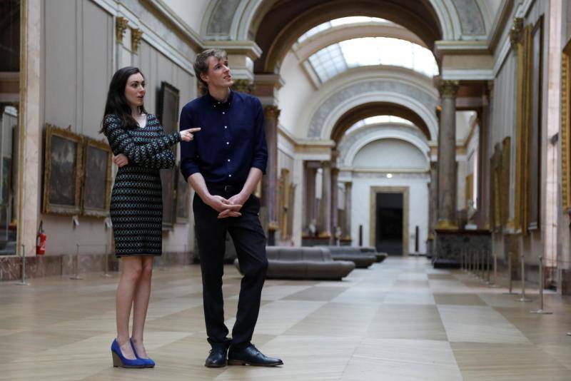 Daniela y Adam de Newcastle, Reino Unido, resultaron los ganadores de una propuesta de Airbnb y el Museo del Louvre de disfrutar de una velada nocturna en la pinacoteca. Incluía un aperitivo frente a La Gioconda y una cena frente a la estatua de Venus de Milo. También dormir en su propia pequeña pirámide bajo la icónica pirámide de cristal parisina.