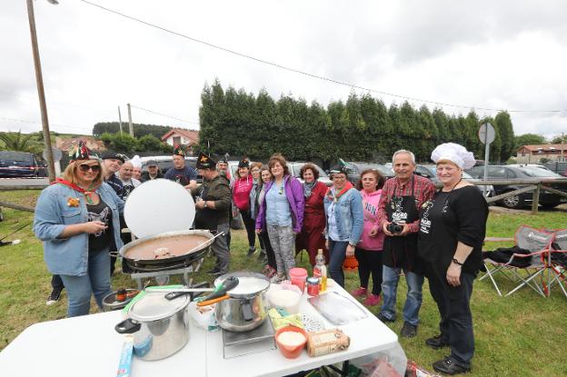 Con montera. De Avilés, Grado, Belmonte o Gijón, a este grupo no le importó la distancia con Trasona, se pusieron sus mejores galas y disfrutaron de una parrillada y una paella en el área de Overo.