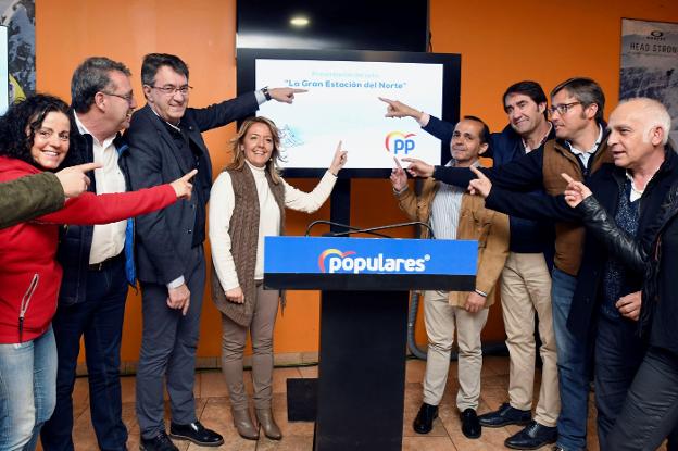 Juan Martínez Majo (tercero por la izquierda), junto a María Teresa Mallada, en la presentación de 'La gran estación del norte'. 