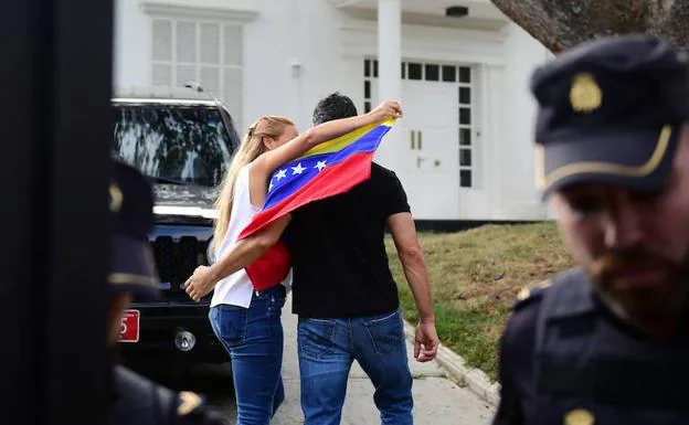 Leopoldo López, en la entrada de la residencia del embajador español en Caracas. 