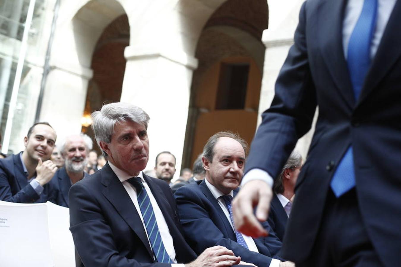 El presidente del PP, Pablo Casado, pasa por delante del expresidente de la Comunidad de Madrid, Ángel Garrido, sin saludarle.