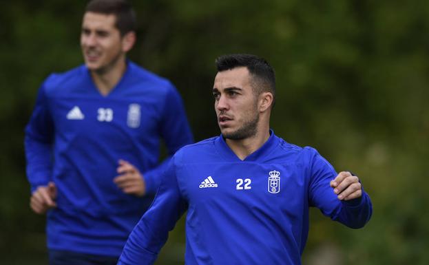 Joselu, durante el entrenamiento del Real Oviedo de este jueves.