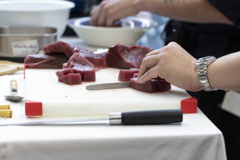 Alimerka acogió a profesionales de la empresa Petaca Chico para despiezar el ejemplar en los bajos de El Molinón. Tras el despiece, el chef Estrella Michelín del Real Balneario de Salinas, Isaac Loya, procedió a realizar un showcooking junto a su ayudante en las inmediaciones del supermercado para que el público pudiera testear el sabor del primer atún rojo salvaje de la temporada.