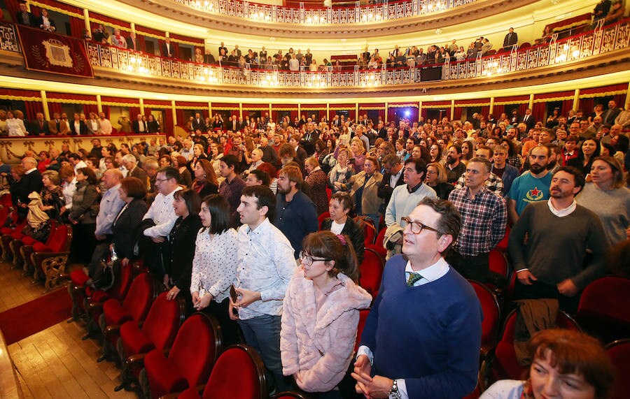 Más de 2.000 personas, según las estimaciones de la Policía Nacional, y 5.000 según los organizadores, se han movilizado este viernes en Oviedo para reivindicar la oficialidad del asturiano. Tras la movilización, el Teatro Campoamor acoge el acto central del Día de les Lletres.