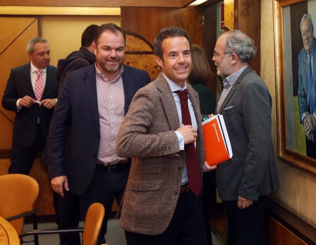 Ignacio Cuesta seguido de Carlos Paniceres y José Manuel Ferreira en la Cámara de Comercio. 