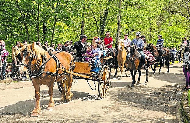 Desfile de la Feria de Abril de Infiesto. 