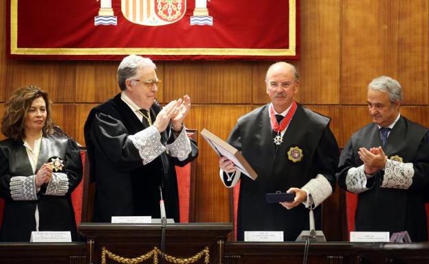 Pérez Villamil recibe en Oviedo la más alta condecoración de la judicatura.