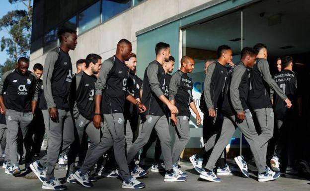 La plantilla del Oporto visita a Iker Casillas.