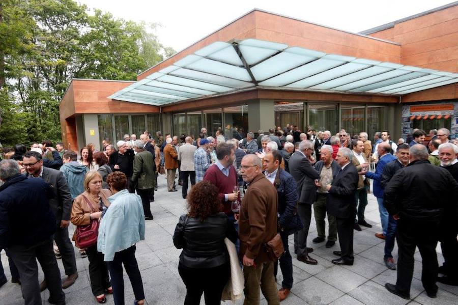 El restaurante del Castillo Bosque La Zoreda ha acogido un cálido homenaje a Ramón García Saiz, que deja la vida pública tras 32 años como edil de La Ribera.