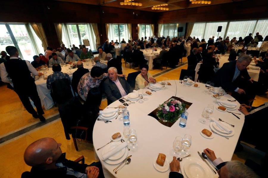 El restaurante del Castillo Bosque La Zoreda ha acogido un cálido homenaje a Ramón García Saiz, que deja la vida pública tras 32 años como edil de La Ribera.