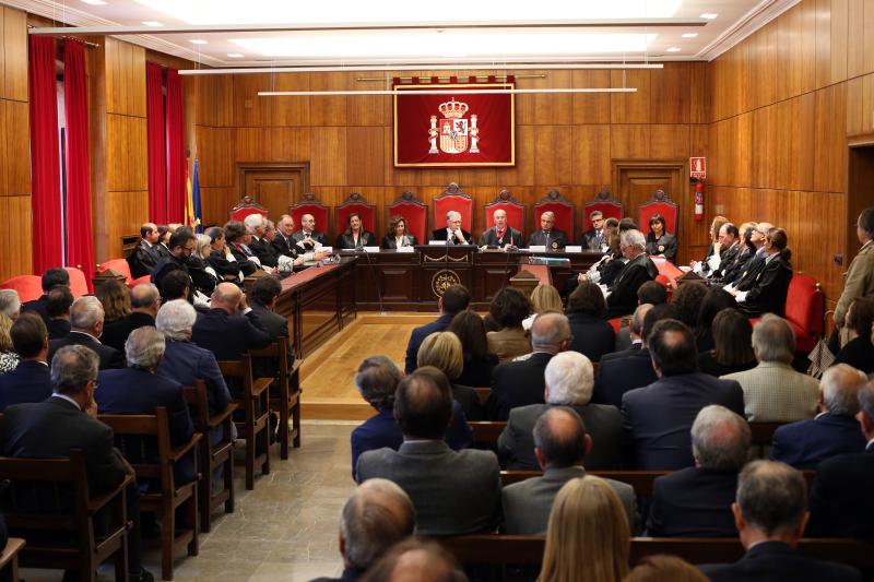 El magistrado asturiano José Ignacio Pérez Villamil ha recibido la Cruz Distinguida de Primera Clase de la Orden de San Raimundo de Peñafort, la más alta condecoración de la judicatura que concede el Ministerio de Justicia. Además de familiares y compañeros de profesión, al acto han asistido el presidente del Principado, Javier Fernández, y el del TSJA, Ignacio Vidau.