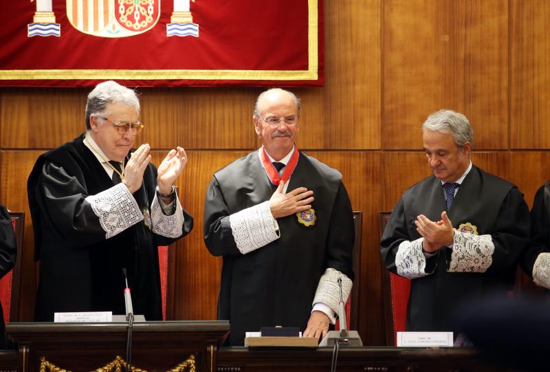 El magistrado asturiano José Ignacio Pérez Villamil ha recibido la Cruz Distinguida de Primera Clase de la Orden de San Raimundo de Peñafort, la más alta condecoración de la judicatura que concede el Ministerio de Justicia. Además de familiares y compañeros de profesión, al acto han asistido el presidente del Principado, Javier Fernández, y el del TSJA, Ignacio Vidau.