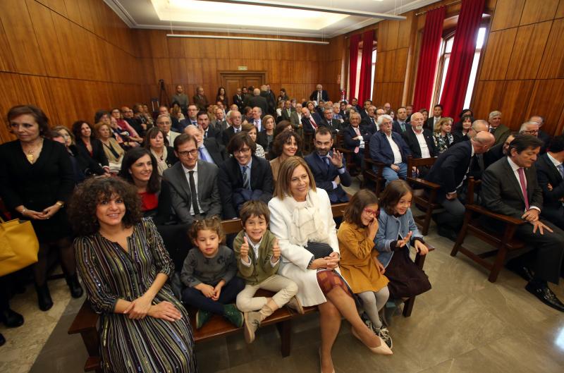 El magistrado asturiano José Ignacio Pérez Villamil ha recibido la Cruz Distinguida de Primera Clase de la Orden de San Raimundo de Peñafort, la más alta condecoración de la judicatura que concede el Ministerio de Justicia. Además de familiares y compañeros de profesión, al acto han asistido el presidente del Principado, Javier Fernández, y el del TSJA, Ignacio Vidau.