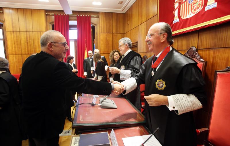 El magistrado asturiano José Ignacio Pérez Villamil ha recibido la Cruz Distinguida de Primera Clase de la Orden de San Raimundo de Peñafort, la más alta condecoración de la judicatura que concede el Ministerio de Justicia. Además de familiares y compañeros de profesión, al acto han asistido el presidente del Principado, Javier Fernández, y el del TSJA, Ignacio Vidau.