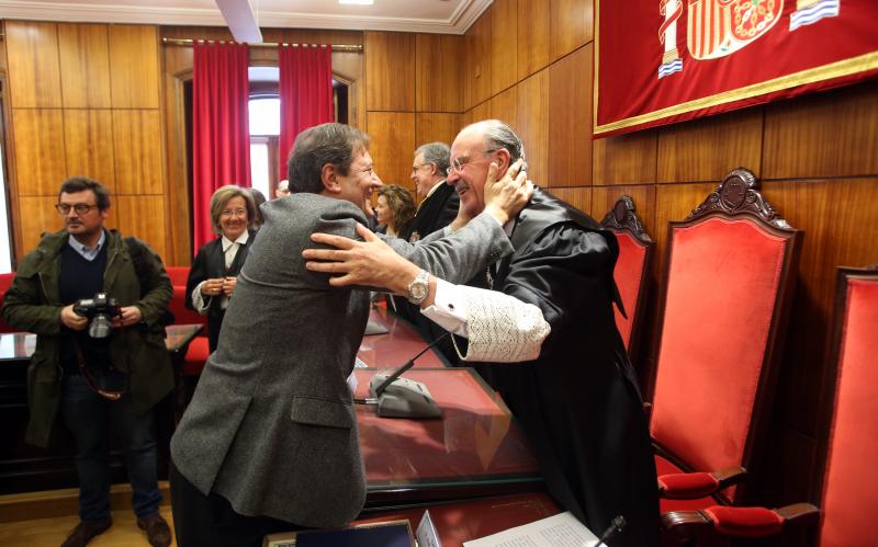 El magistrado asturiano José Ignacio Pérez Villamil ha recibido la Cruz Distinguida de Primera Clase de la Orden de San Raimundo de Peñafort, la más alta condecoración de la judicatura que concede el Ministerio de Justicia. Además de familiares y compañeros de profesión, al acto han asistido el presidente del Principado, Javier Fernández, y el del TSJA, Ignacio Vidau.