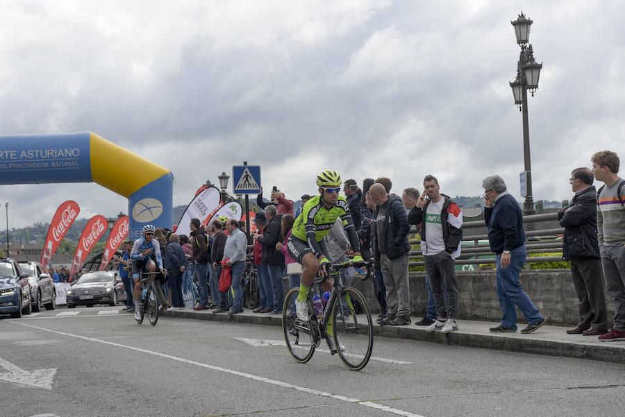 El colombiano Carlos Julián Quintero se ha impuesto en la primera etapa de la Vuelta a Asturias 2019, que ha recorrido 179 kilómetros entre Oviedo y Pola de Lena.