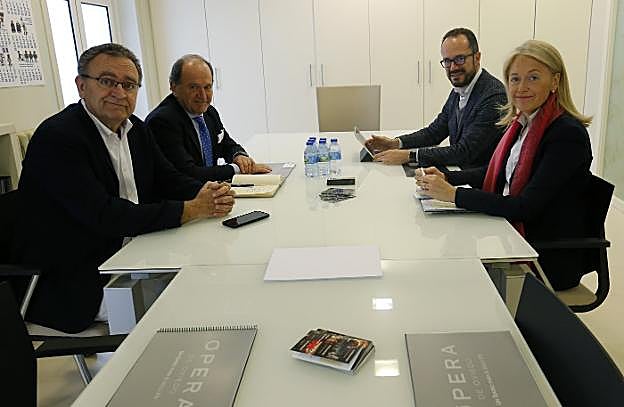 Blanco y Coto, con los responsables de Ópera Oviedo. 