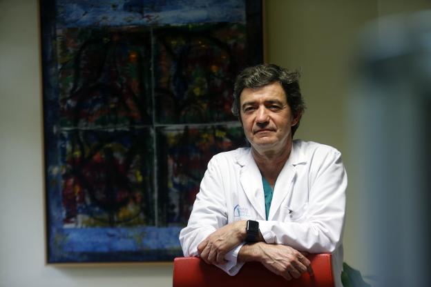 El cirujano Jesús González, ayer, en el Centro Médico.