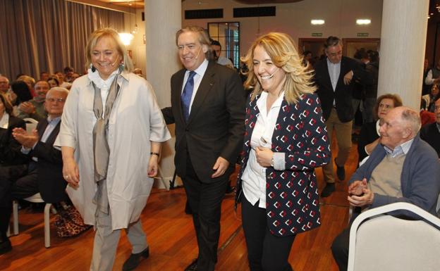 Mercedes Fernández y Teresa Mallada coincidieron ayer por la tarde en la presentación de la candidatura al Ayuntamiento de Gijón de Alberto López-Asenjo. 