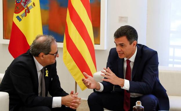 Pedro Sánchez (d) recibe en la Moncloa al president de la Generalitat de Cataluña, Quim Torra. 
