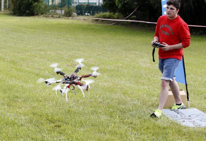 Pitiot y Puerta vencen en la prueba organizada por Drones for Students en la EPI en las categorías de propósito general y carreras respectivamente. Formaban parte de los seis equipos que han aprendido a pilotar drones en el curso que ofrecía la asociación.