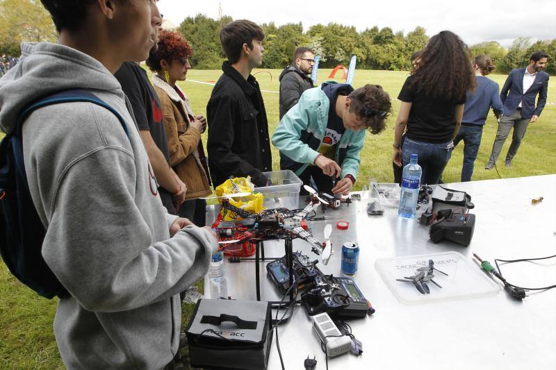Pitiot y Puerta vencen en la prueba organizada por Drones for Students en la EPI en las categorías de propósito general y carreras respectivamente. Formaban parte de los seis equipos que han aprendido a pilotar drones en el curso que ofrecía la asociación.