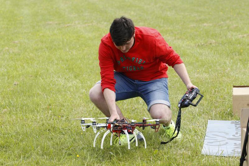Pitiot y Puerta vencen en la prueba organizada por Drones for Students en la EPI en las categorías de propósito general y carreras respectivamente. Formaban parte de los seis equipos que han aprendido a pilotar drones en el curso que ofrecía la asociación.