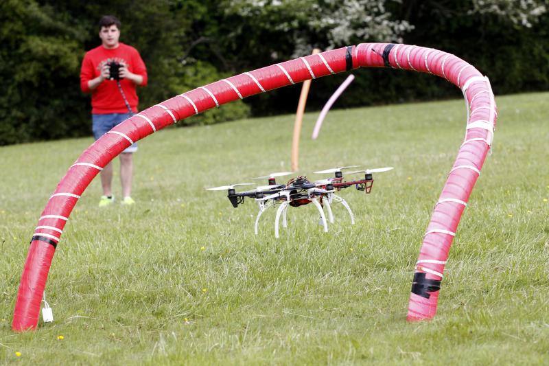 Pitiot y Puerta vencen en la prueba organizada por Drones for Students en la EPI en las categorías de propósito general y carreras respectivamente. Formaban parte de los seis equipos que han aprendido a pilotar drones en el curso que ofrecía la asociación.