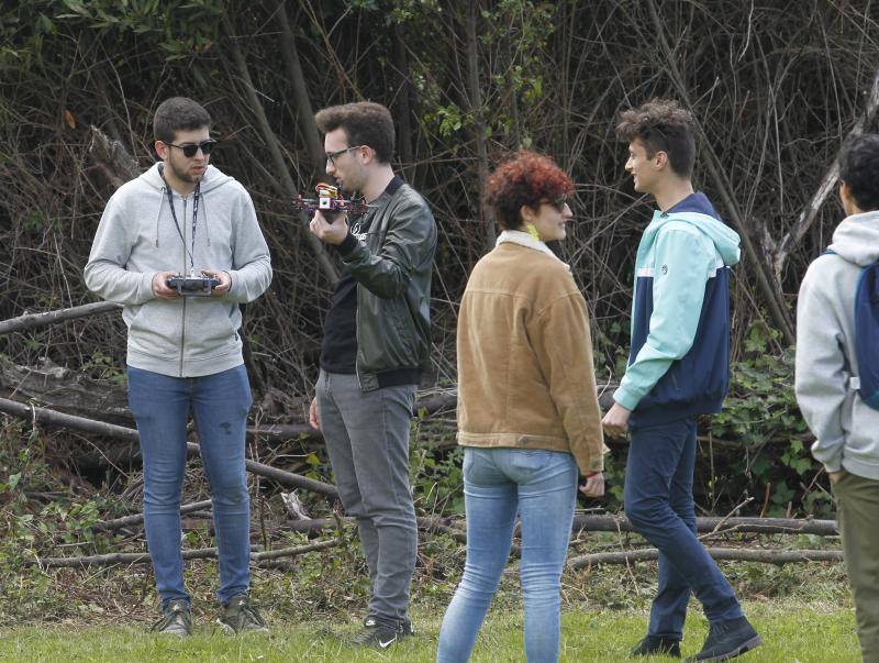Pitiot y Puerta vencen en la prueba organizada por Drones for Students en la EPI en las categorías de propósito general y carreras respectivamente. Formaban parte de los seis equipos que han aprendido a pilotar drones en el curso que ofrecía la asociación.
