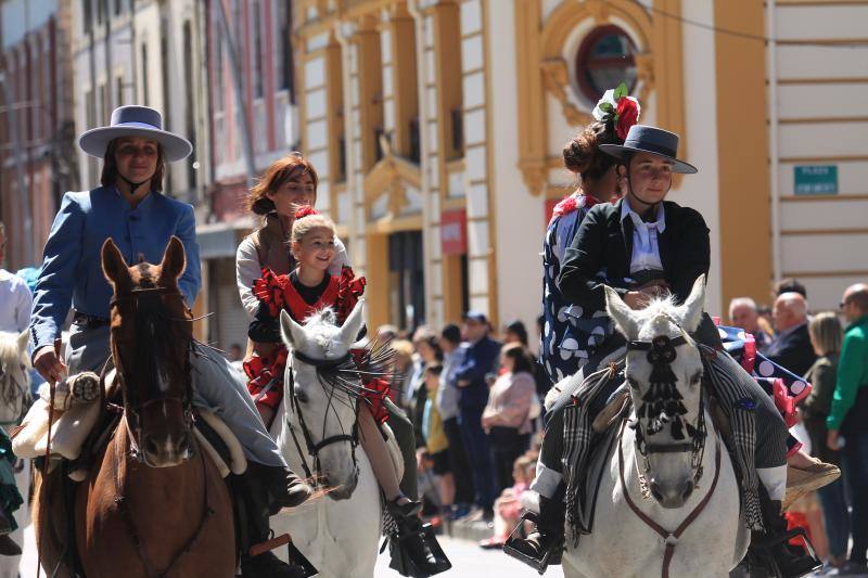 Los vecinos de la localidad del Oriente recorrieron las calles a caballo y ataviados con los mejores trajes flamencos.