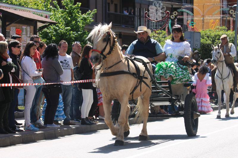 Los vecinos de la localidad del Oriente recorrieron las calles a caballo y ataviados con los mejores trajes flamencos.