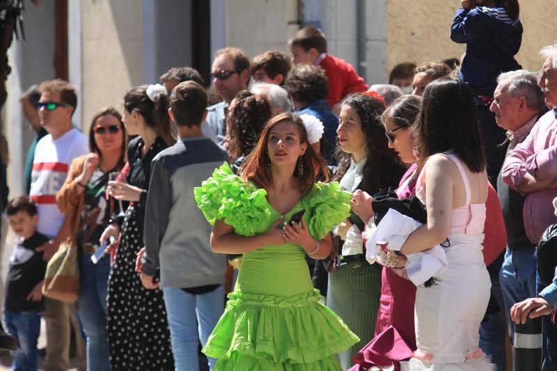 Los vecinos de la localidad del Oriente recorrieron las calles a caballo y ataviados con los mejores trajes flamencos.