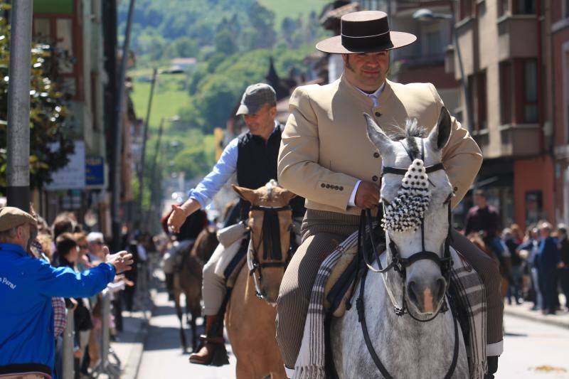 Los vecinos de la localidad del Oriente recorrieron las calles a caballo y ataviados con los mejores trajes flamencos.