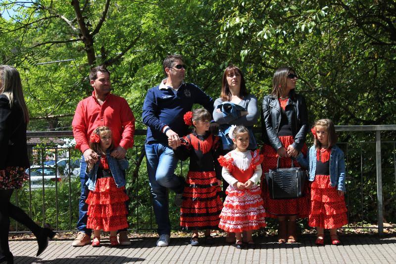 Los vecinos de la localidad del Oriente recorrieron las calles a caballo y ataviados con los mejores trajes flamencos.