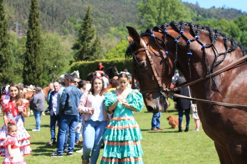 Los vecinos de la localidad del Oriente recorrieron las calles a caballo y ataviados con los mejores trajes flamencos.