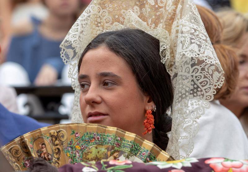 La tradicional Exhibición de Enganches de la Maestranza acogió la puesta de largo de una madrina de excepción: Victoria Federica de Marichalar y Borbón, que eligió la ciudad para su debut en un acto social en solitario. Con un clásico vestido de color albero del diseñador Enrique Rodríguez Hidalgo, la hija de la Infanta Elena y Jaime de Marichalar, llegó puntual a la cita y se dejó ver durante los momentos previos en los aledaños de la plaza de toros, donde su bisabuela, Doña María de las Mercedes, disfrutó tantas tardes de una de sus mayores aficiones.