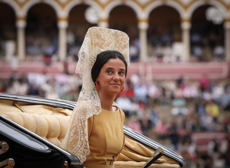 La tradicional Exhibición de Enganches de la Maestranza acogió la puesta de largo de una madrina de excepción: Victoria Federica de Marichalar y Borbón, que eligió la ciudad para su debut en un acto social en solitario. Con un clásico vestido de color albero del diseñador Enrique Rodríguez Hidalgo, la hija de la Infanta Elena y Jaime de Marichalar, llegó puntual a la cita y se dejó ver durante los momentos previos en los aledaños de la plaza de toros, donde su bisabuela, Doña María de las Mercedes, disfrutó tantas tardes de una de sus mayores aficiones.