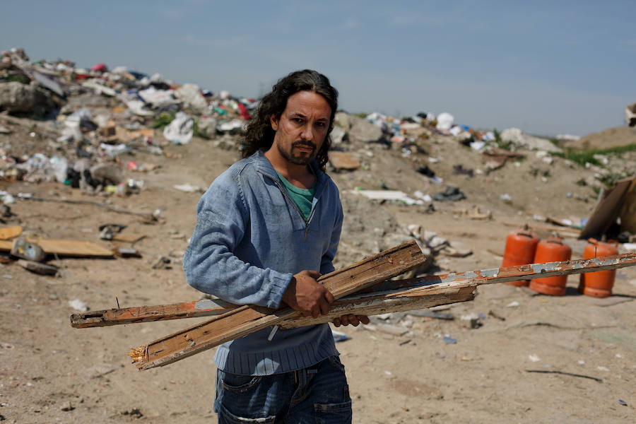 La ONG Save the Children presenta su impactante campaña 'La Infancia Marca'. Con ella buscan remover conciencias y recordar que uno de cada cuatro niños y niñas en España viven en situación de pobreza y entre un 10 y un 20 por ciento de la población sufrió abusos sexuales siendo niño o niña. Para ello, y mediante el montaje fotográfico, presenta a los principales líderes políticos españoles en situación de extrema pobreza. La campaña presenta a un Pedro Sánchez (PSOE) 'mantero', a un Pablo Casado (PP) como un niño de una chabola, a un Santiago Abascal (VOX) mendigo, a un Pablo Iglesias (Podemos) chatarrero y a un Albert Rivera (Ciudadanos) temporero. Las imágenes no dejan indiferente. 