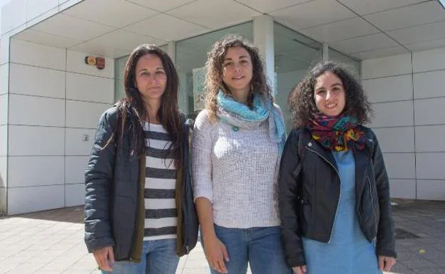 Elena Vallepuga, Tania González y Llarina González, ayer en la escuelina de El Quirinal. 